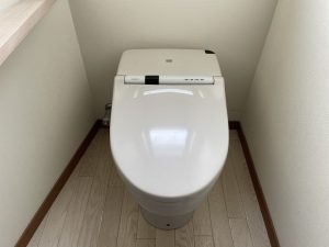 8906